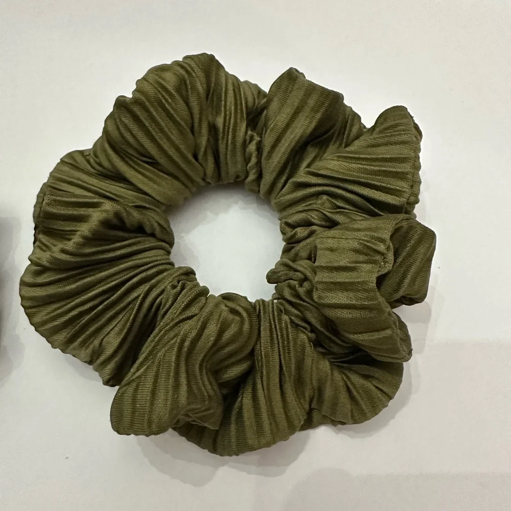 NWOT Satin Crinkle Hair Scrunchie 2-pack Green Blue One Size